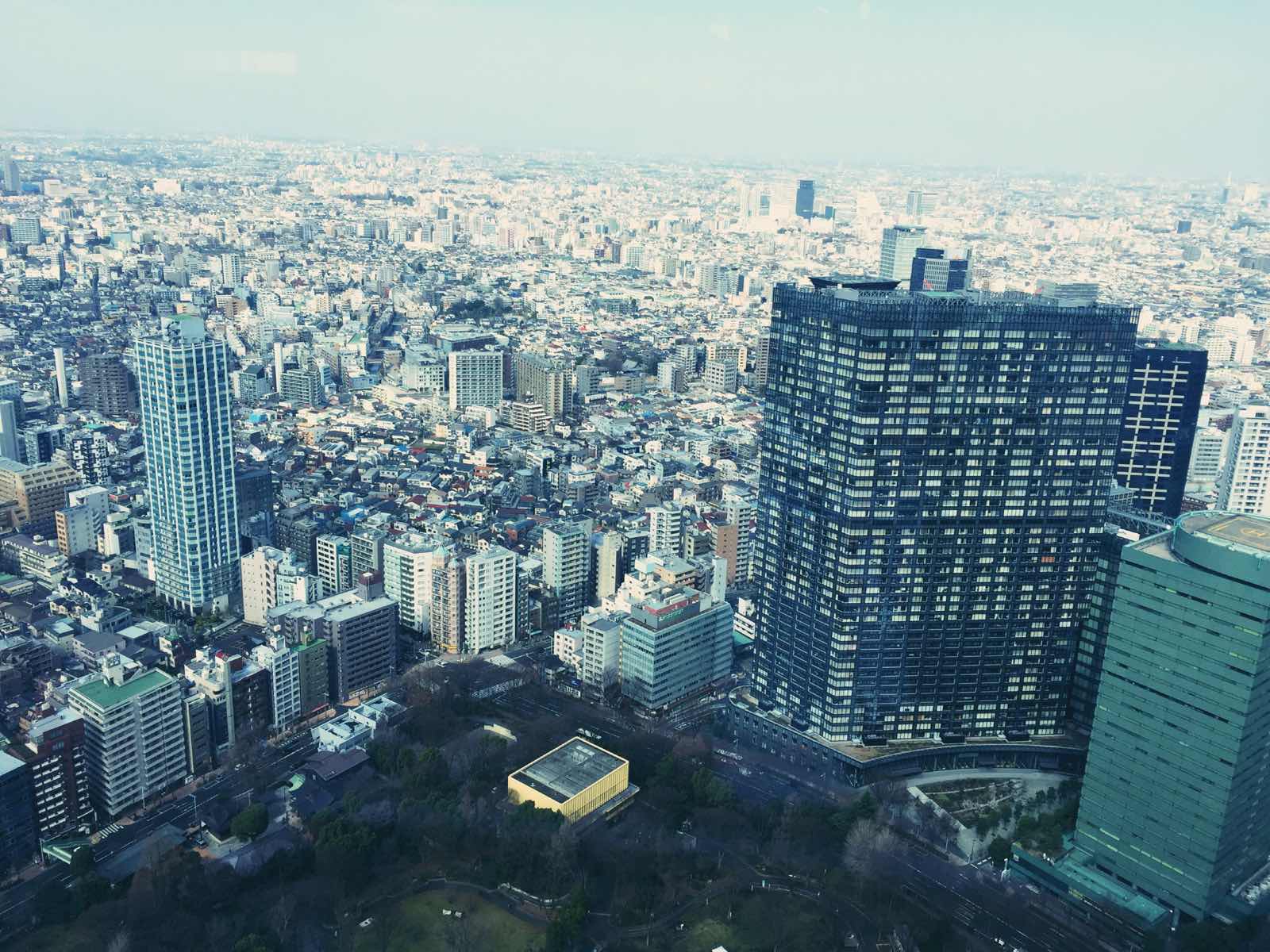 东京的市政厅展览，二楼俯瞰东京貌，高低错落，不乏设计有趣的建筑……在看