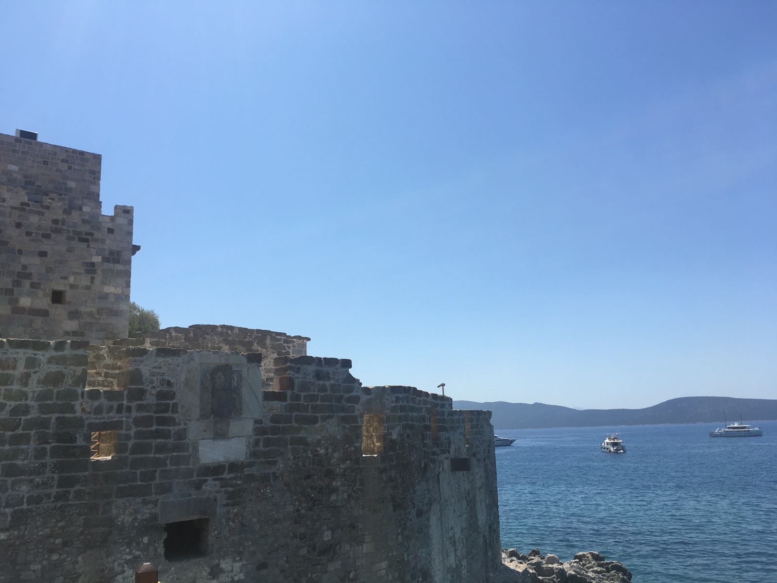 我们从地中海来到了爱琴海，典型的度假胜地，对面就是希腊，所以这里有着和
