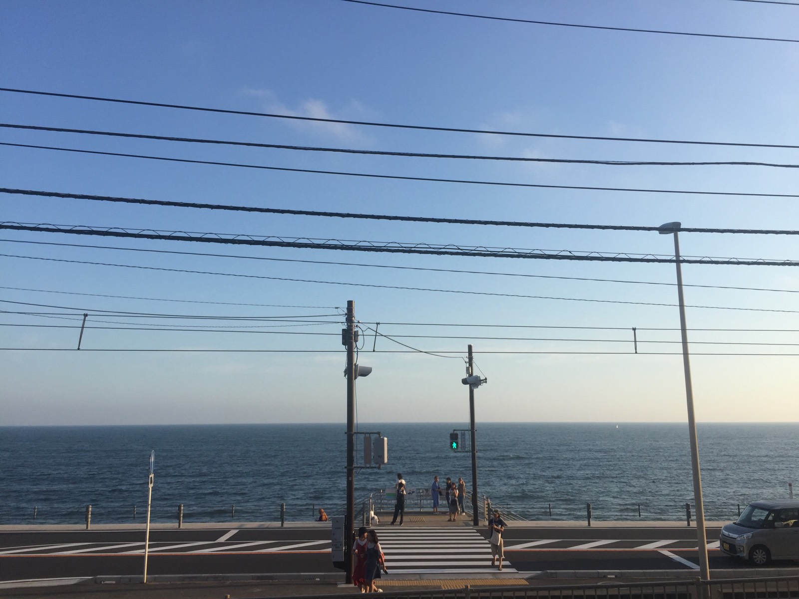 在江之电镰仓高校前站下车，也算是网红打卡点了，在电车与公路交叉口等看电