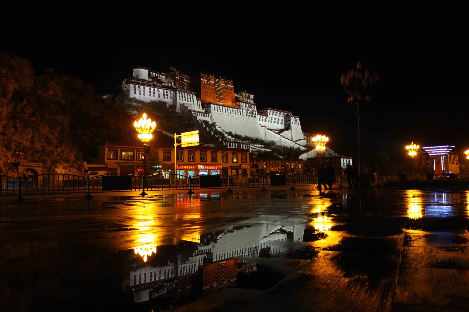 傍晚拉萨开始下雨，真是雨后别有味道，布达拉宫前的广场倒影出各种影像。我