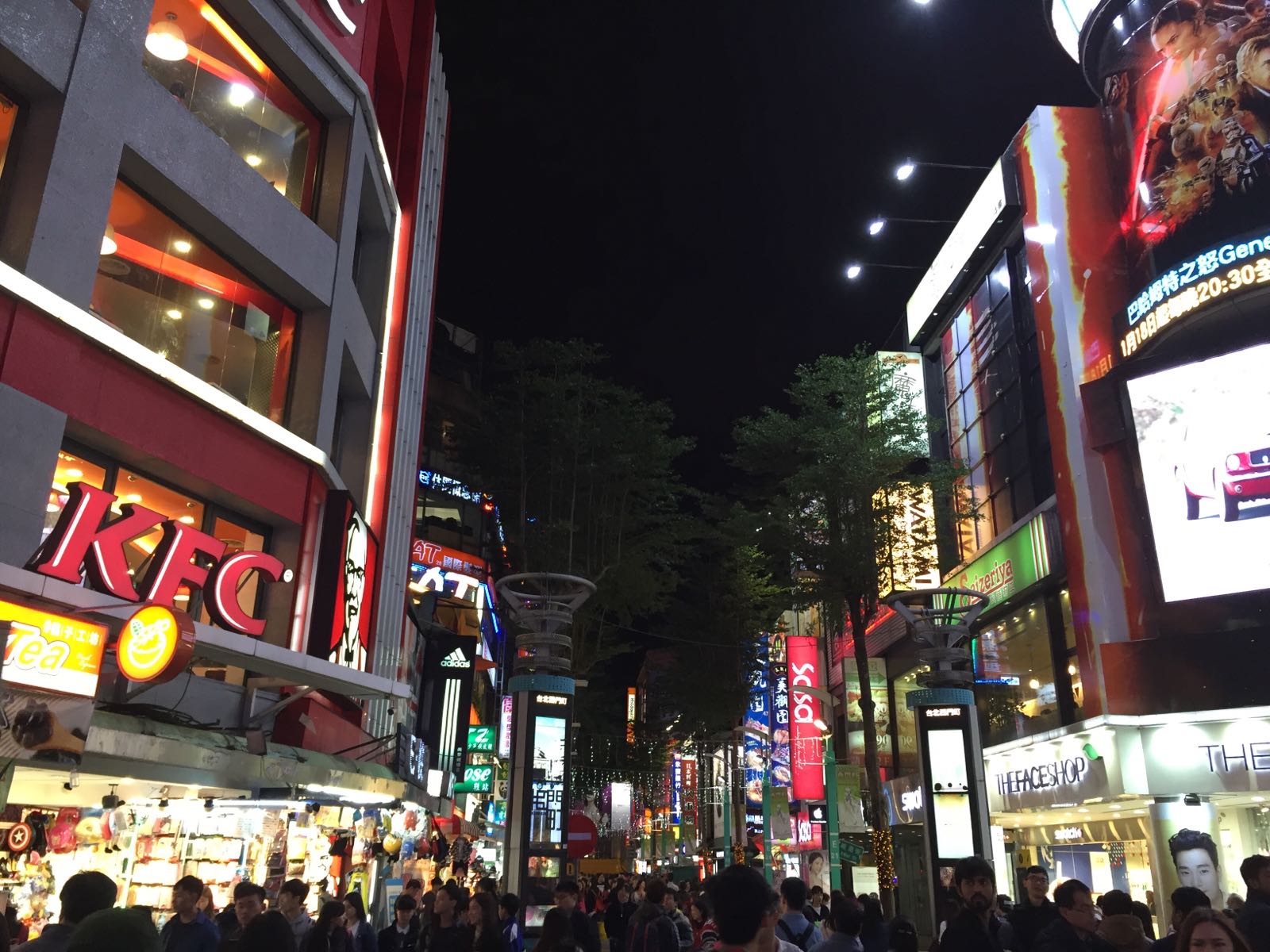西门町街头非常繁华，会让我一度感觉自己在日本大都市的路口哈哈哈。吃喝玩