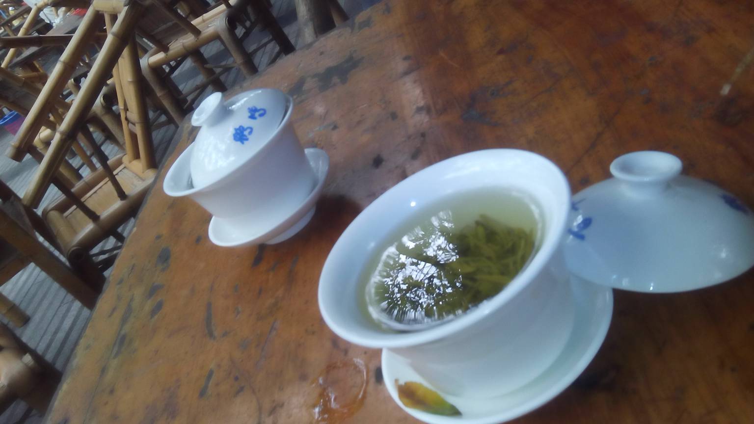 听闻，最古老的鹤鸣茶杜，竹椅、石桌、木桌、素茶15元碗，隔壁的小吃楼，