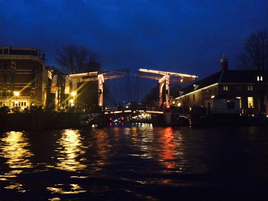 八十分钟，坐着船绕遍了阿姆斯特丹。这是个太过惬意的城市，河边的船里装修