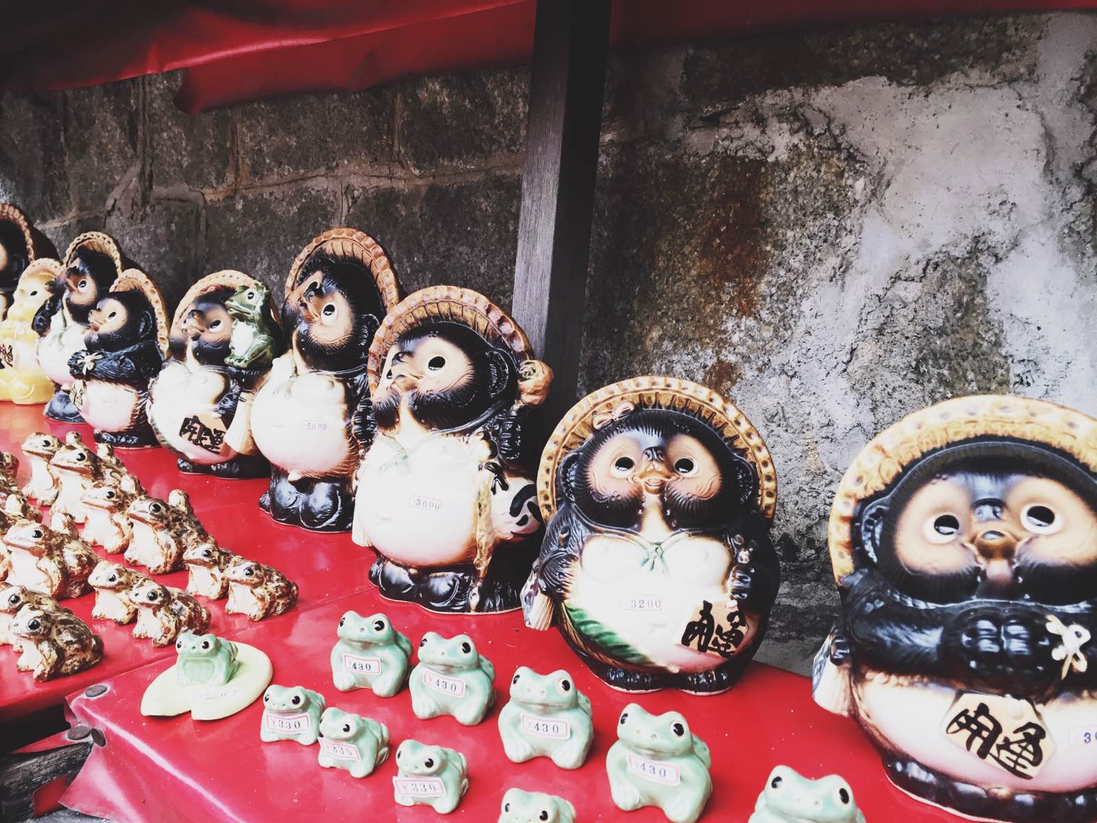 伏见稻荷神社是京都最有名的神社了，以层层千鸟居著称。 实际地理位置不在