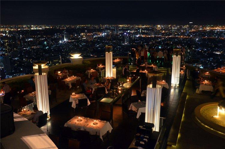 这个是强烈推荐： 曼谷震撼的夜景。位于 Lebua At State