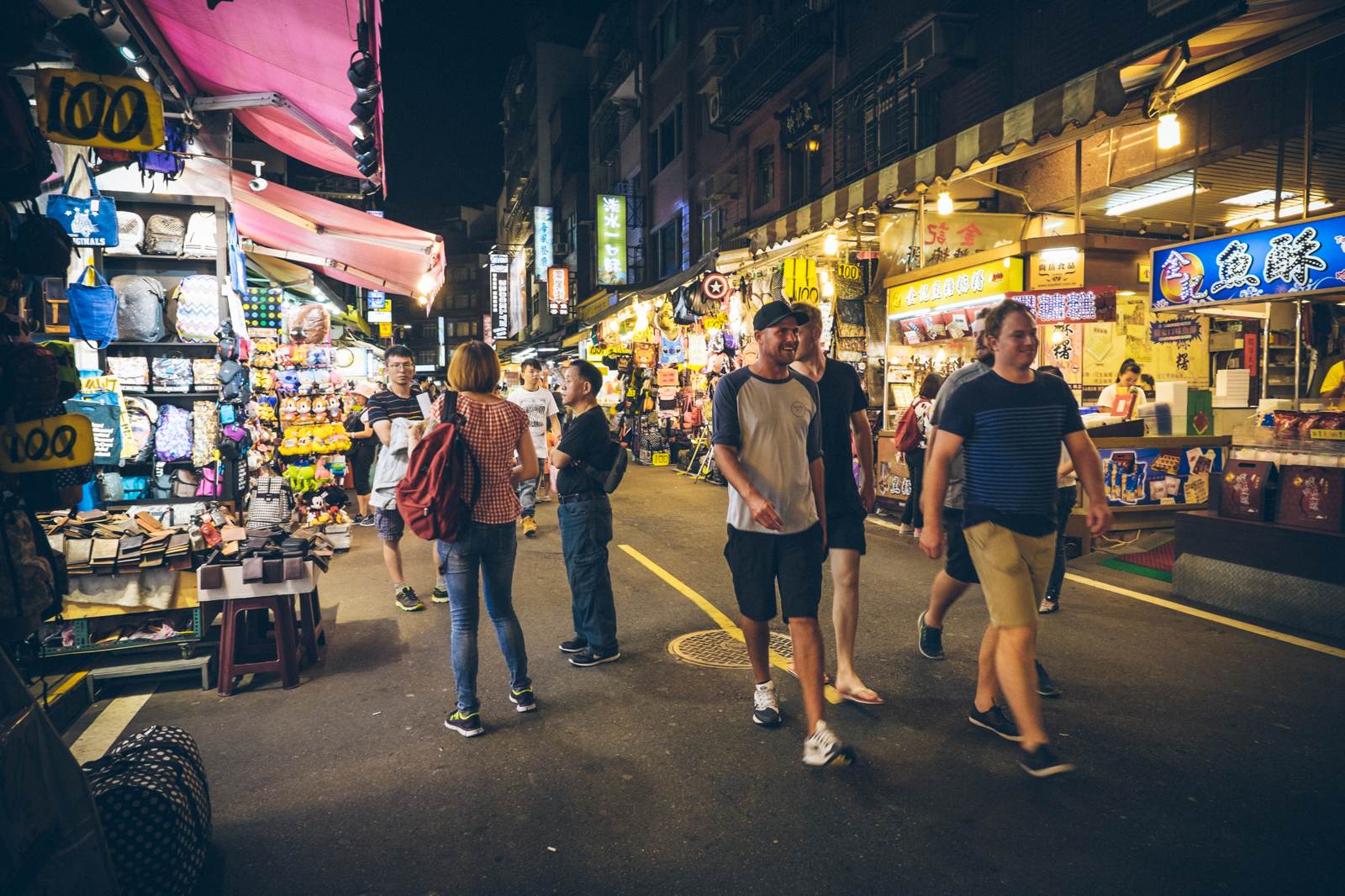 台湾淡水最扰攘的一条街，是集美食、小吃、老街为一身的中正路，也有不少古