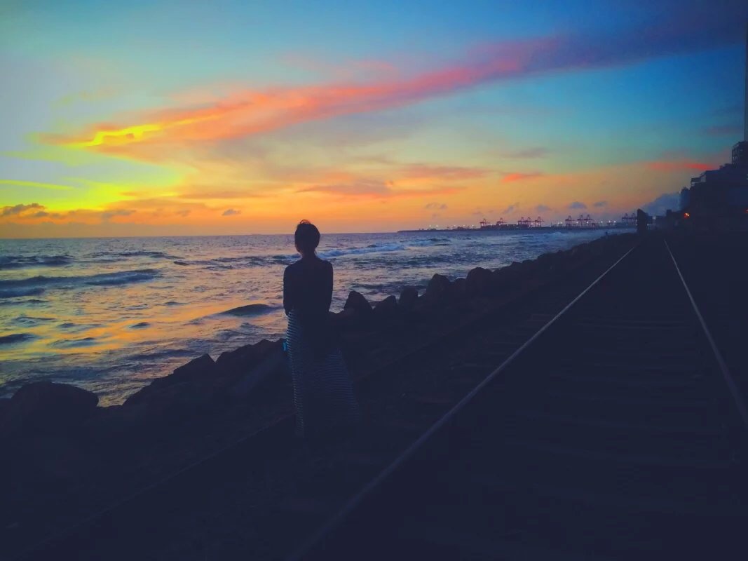 快要日落的时候你可以沿着海走去铁轨边，等待海边小火车和绚烂的天空。汽笛