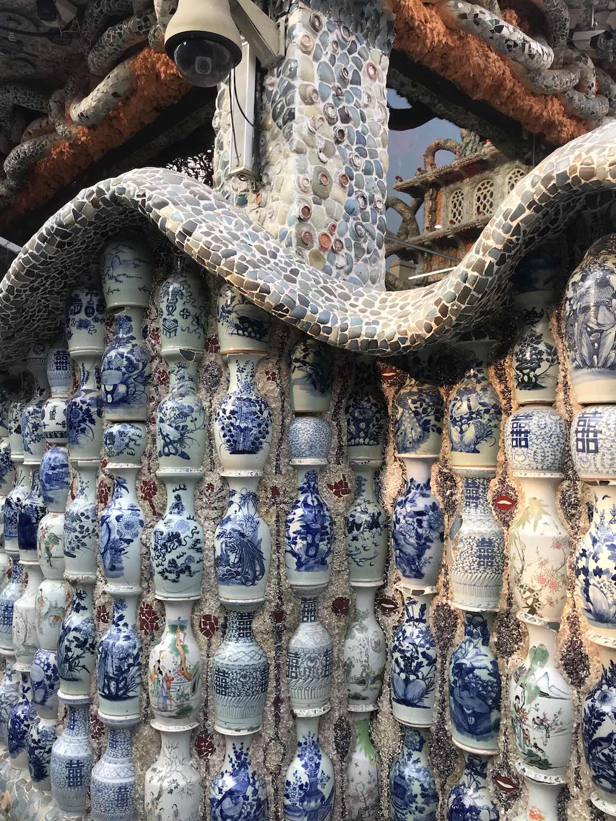 瓷房子属于天津很独特的建筑了，就在滨江道后身。是一座用多件古董装修而成