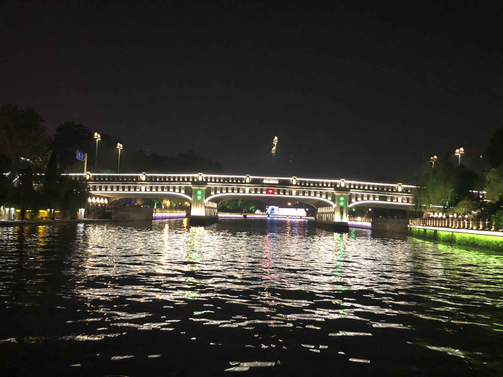 古运河夜游感觉一般，感受不到古城的底蕴，运河上的桥历史感没有。