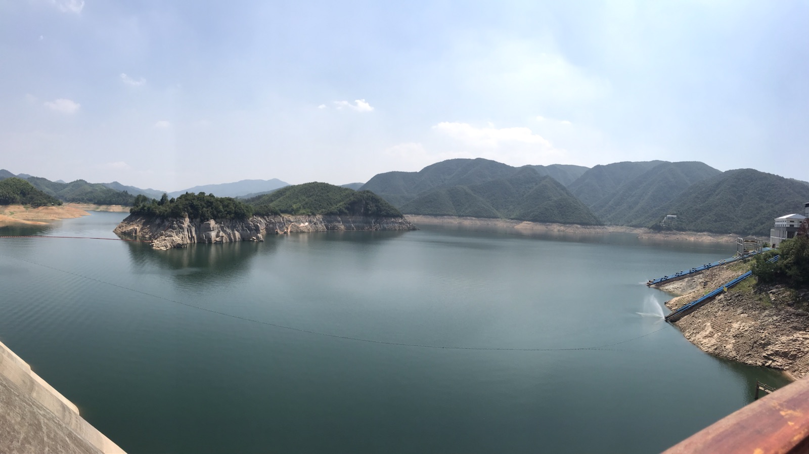 梅山水库的风景温柔婉约，站在大坝上观景最好，几座小岛点缀在一望无际的湖