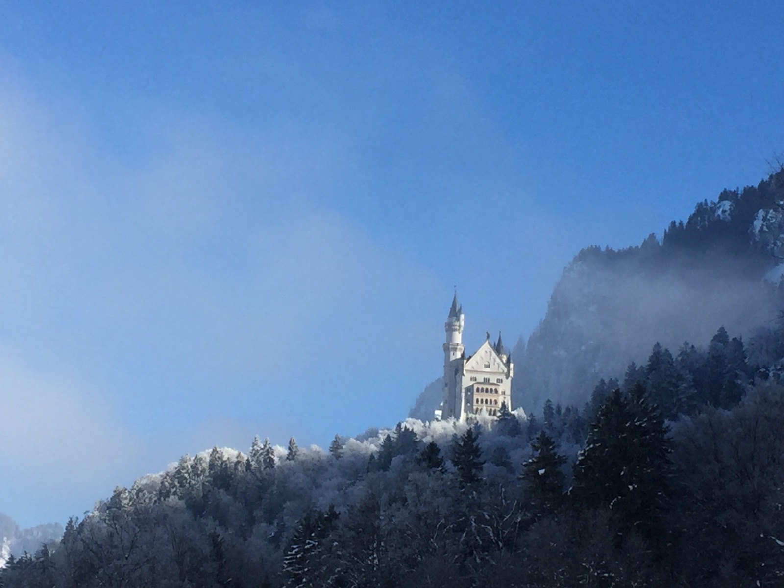 早上雾蒙蒙的只能看到影子，等参观完城堡内部下山时，阳光照散了晨雾，露出