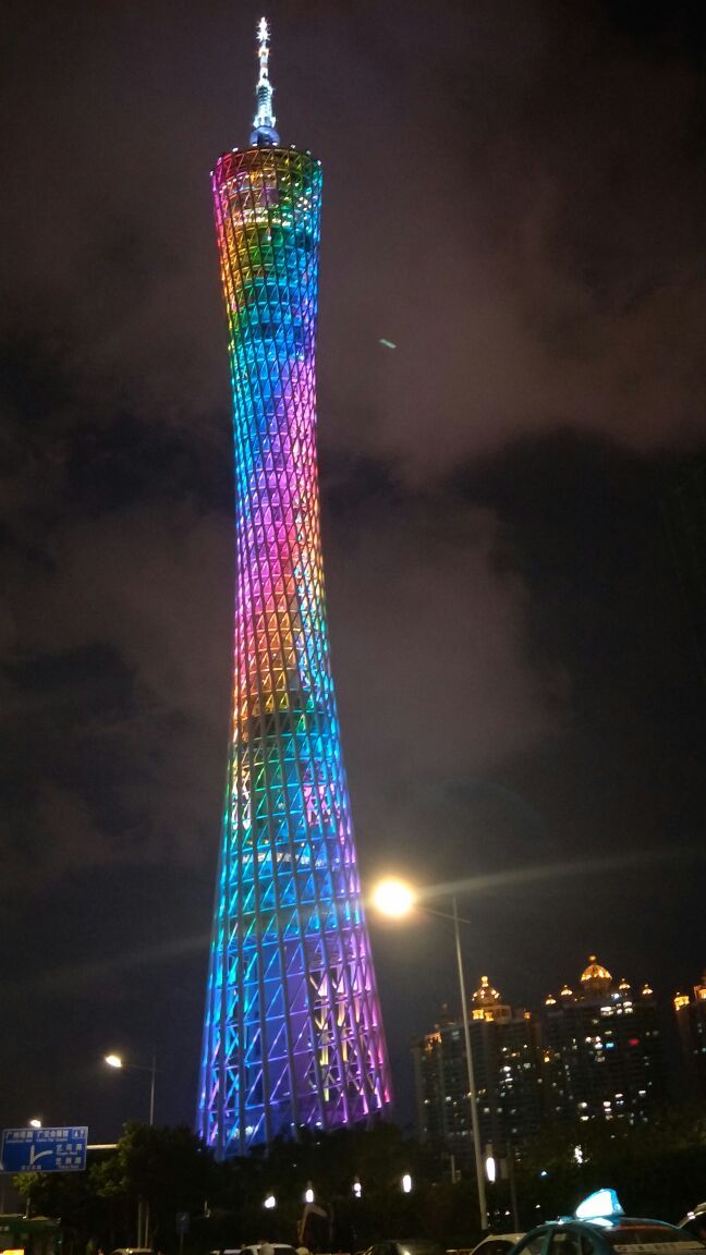 广州最出名的景点之一，来到广州玩的朋友建议晚上可以去广州塔逛逛。因为晚