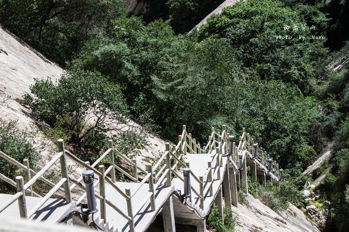从智取华山路开始爬 没有想象中那么轻松 主要是阶梯太多了 膝盖受不了