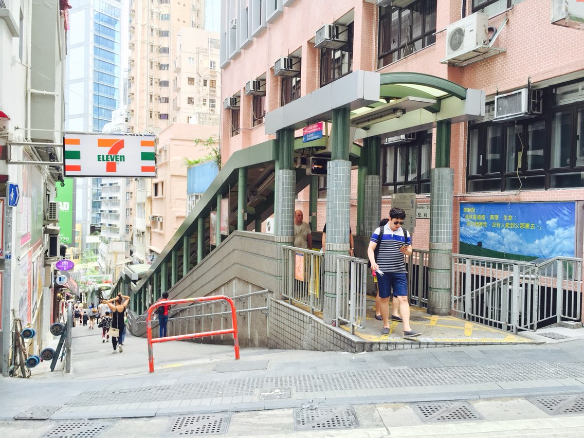 在香港呆了快四年，对扶梯已经见怪不怪，但半山扶梯还是一个特殊的存在。重