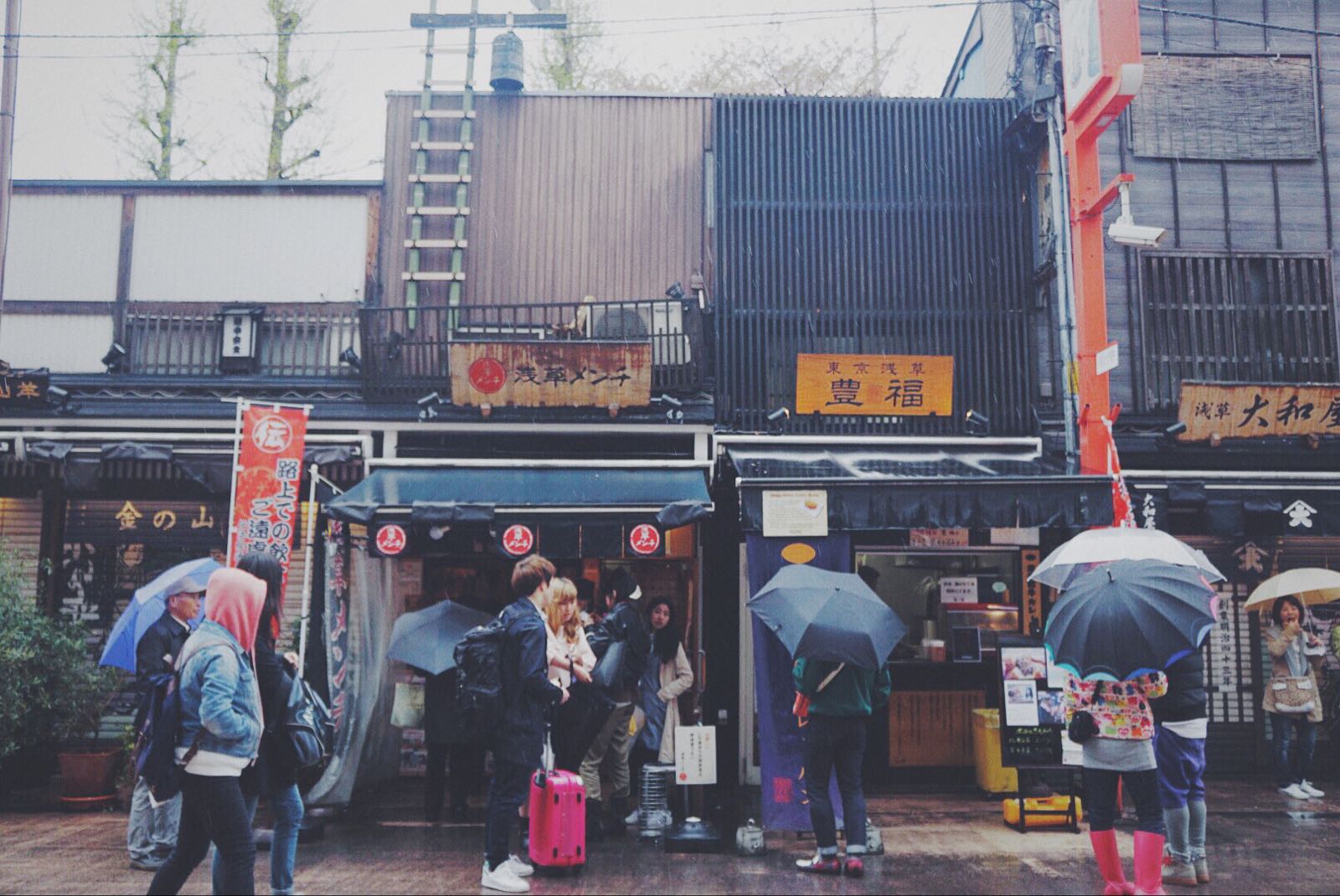 早上想去吃浅草炸肉饼和咖喱面包，依然是参考之前提到的东京沿线美食节目，