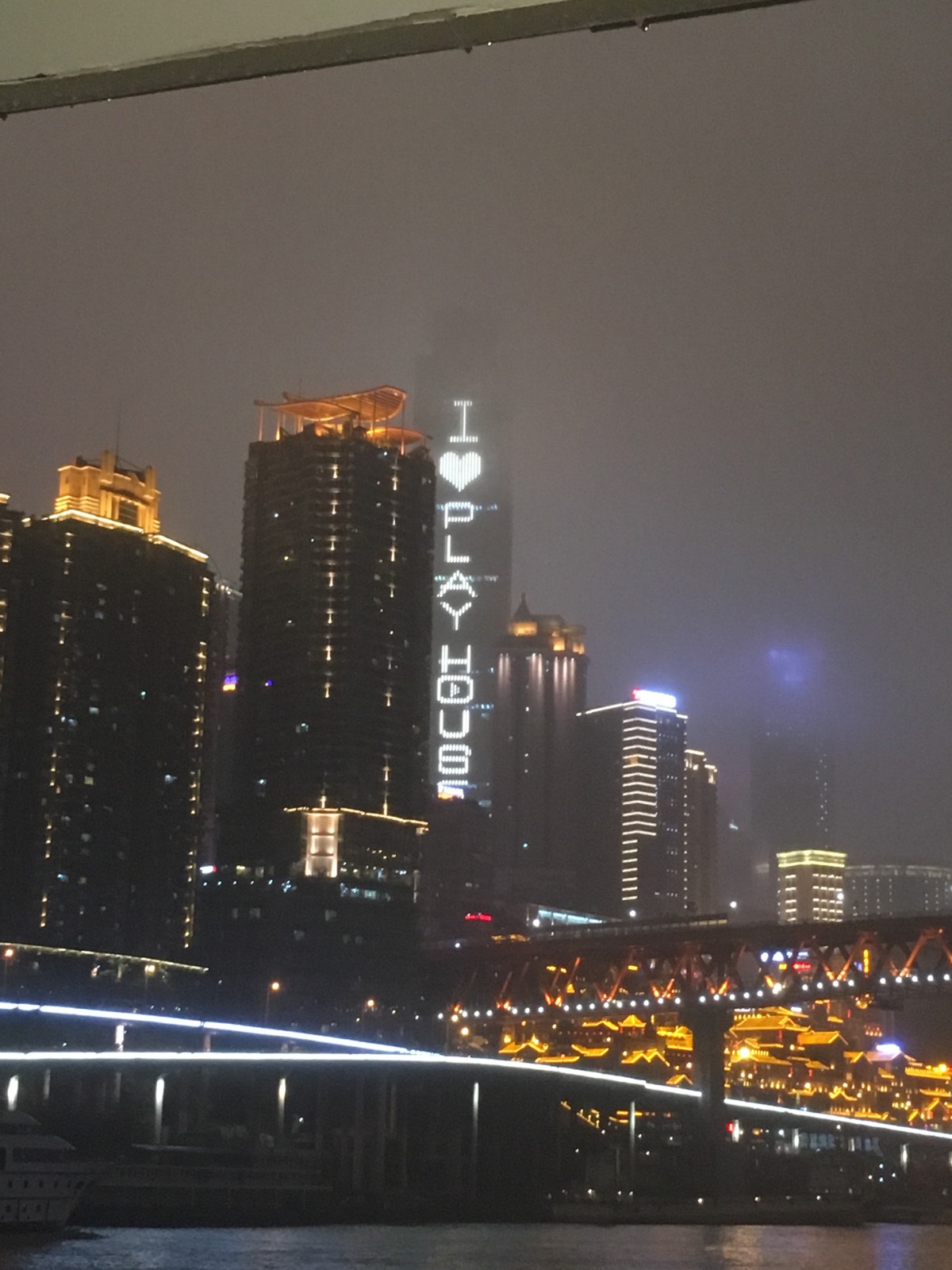 来重庆的第一天就是去看解放碑，游两江，重庆，无愧于山城，不夜城，太热闹