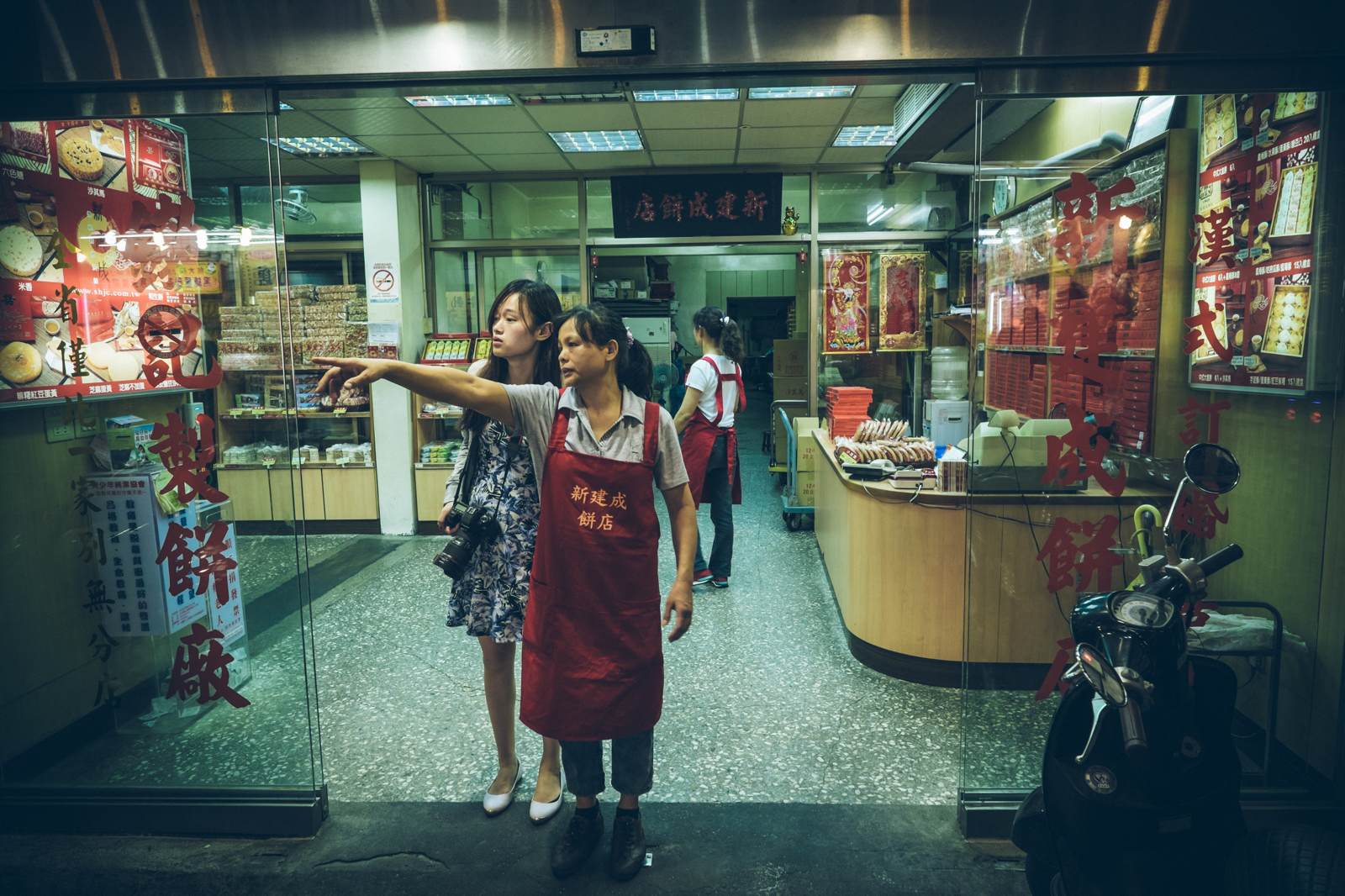 台湾淡水最扰攘的一条街，是集美食、小吃、老街为一身的中正路，也有不少古