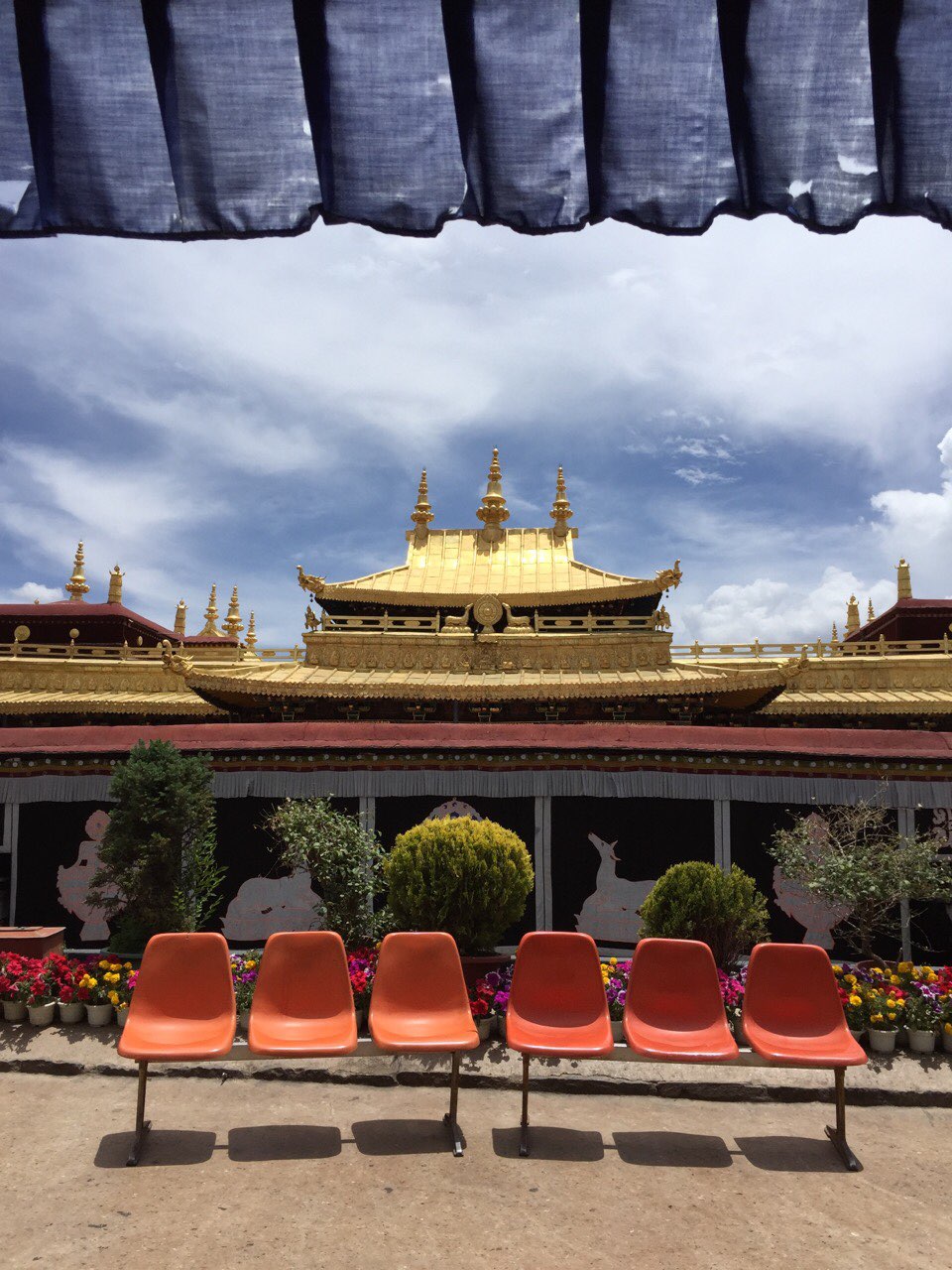 大昭寺，又名“祖拉康”、“觉康”（藏语意为佛殿），位于拉萨老城区中心，