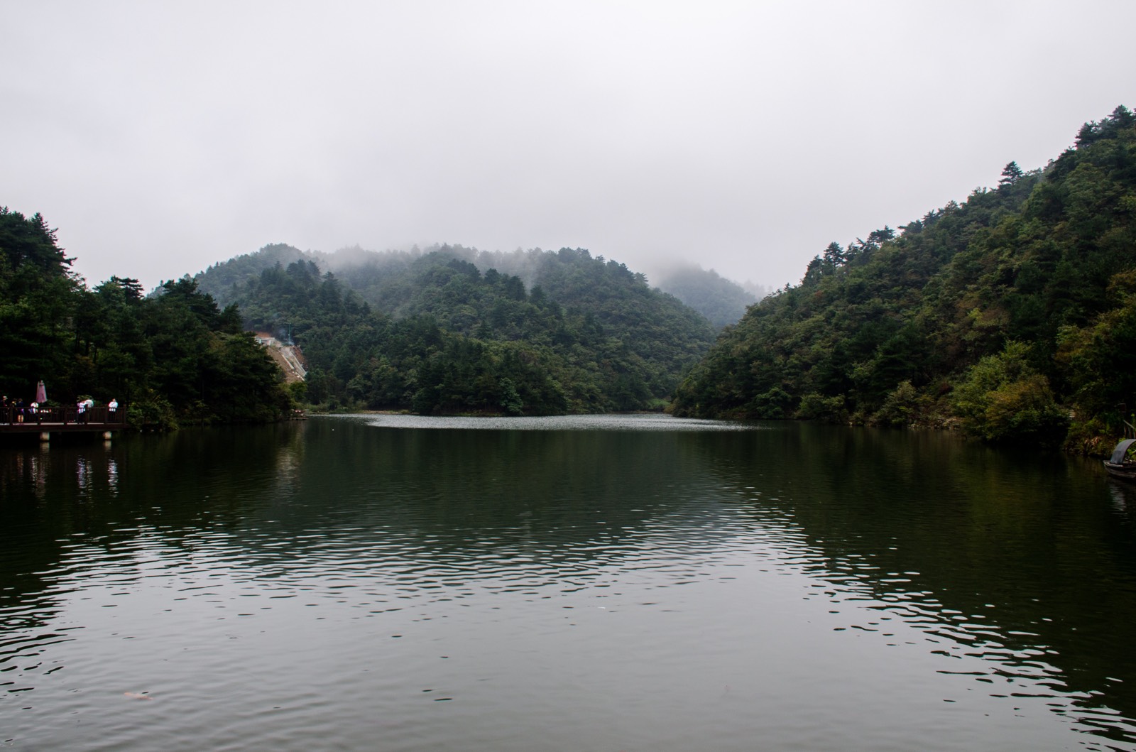 大明山，据说被称“浙江小黄山”，坐落于杭州以西，地理位置上靠近千岛湖，
