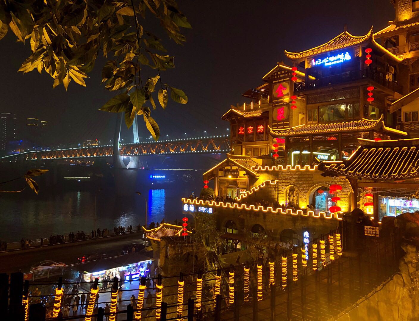 又一个重庆的标志性地点沿江的吊脚楼格局的商业，小吃，纪念品区域，沿江，