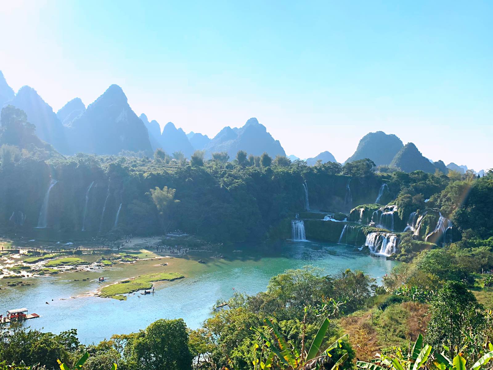 德天瀑布位于广西壮族自治区崇左市大新县硕龙镇德天村，中国与越南边境处的