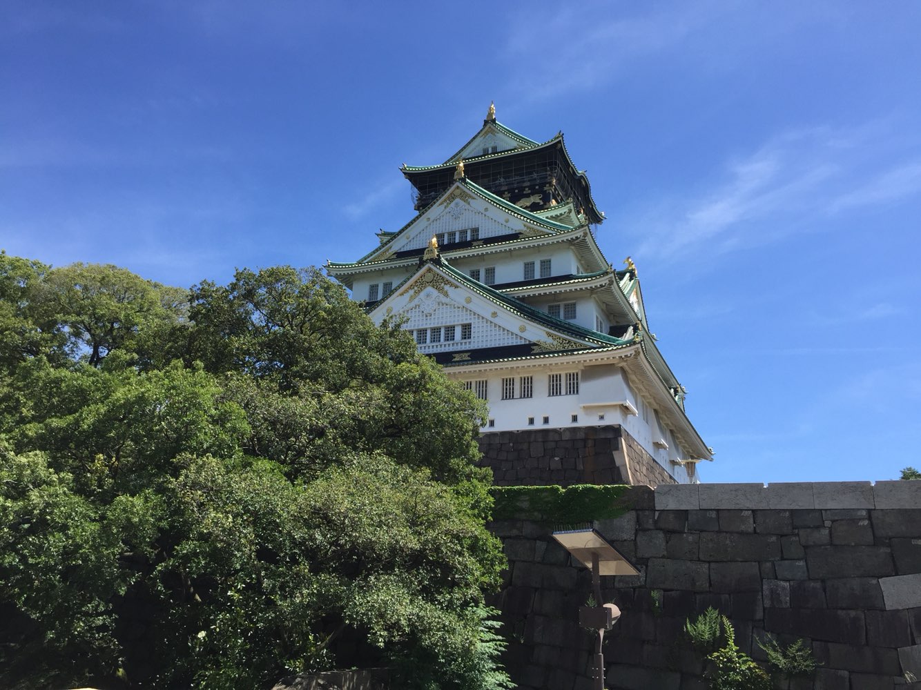 大阪的第一个景点便是大阪城天守阁。看了一些历史剧的缘故，对这里还是相当