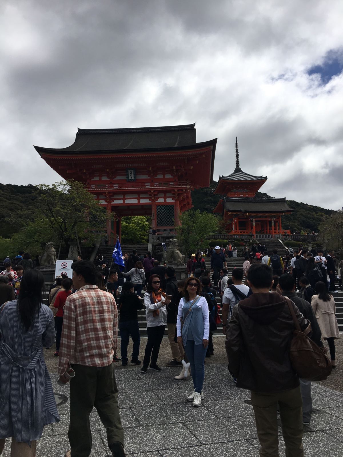 几年前来过一次京都，那时清水寺也上来过，只在门口拍了照片就走了没进去，