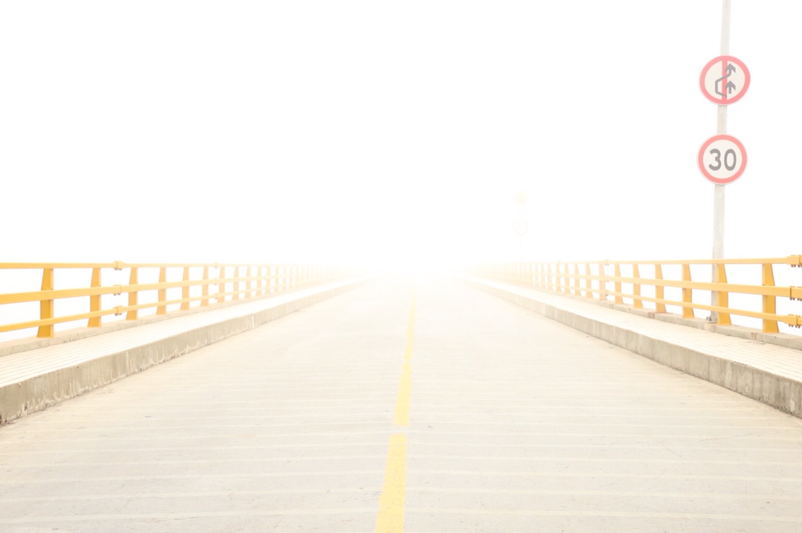 大雾天的三礁江大桥 仿佛是通向天堂的路