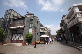 领略广州古时的岭南风格。有各式的小玩意还有表演等。