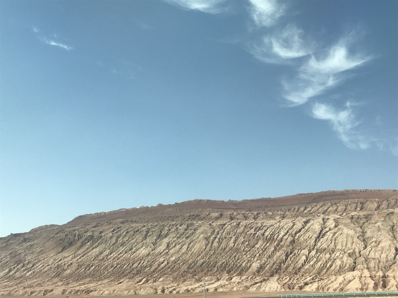 火焰山就在路边，前一天去库木塔格沙漠时已经路过看到全景，我们买门票进去