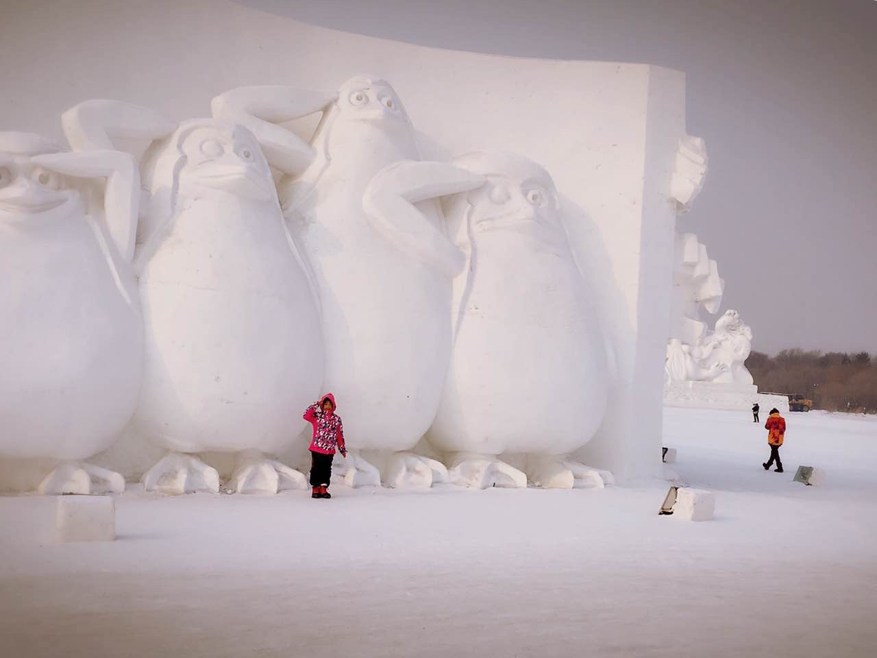 太阳岛雪博会位于太阳岛风景区内，与冰雪大世界的冰雕作品不同，雪博会展示
