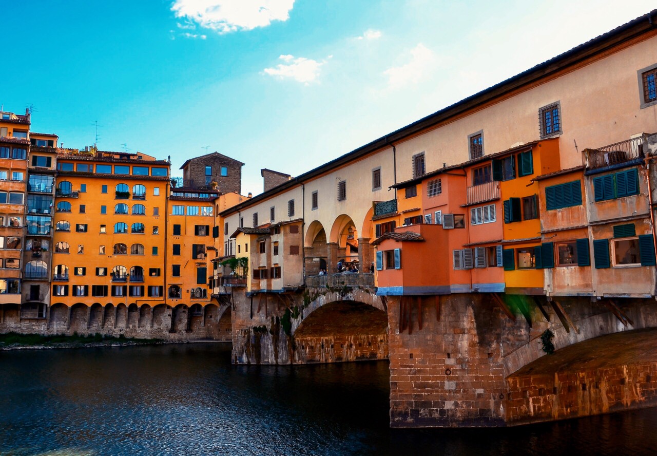 佛罗伦萨现存最古老的桥，又被称为“老桥”，传说但丁就是在这座桥上遇到了