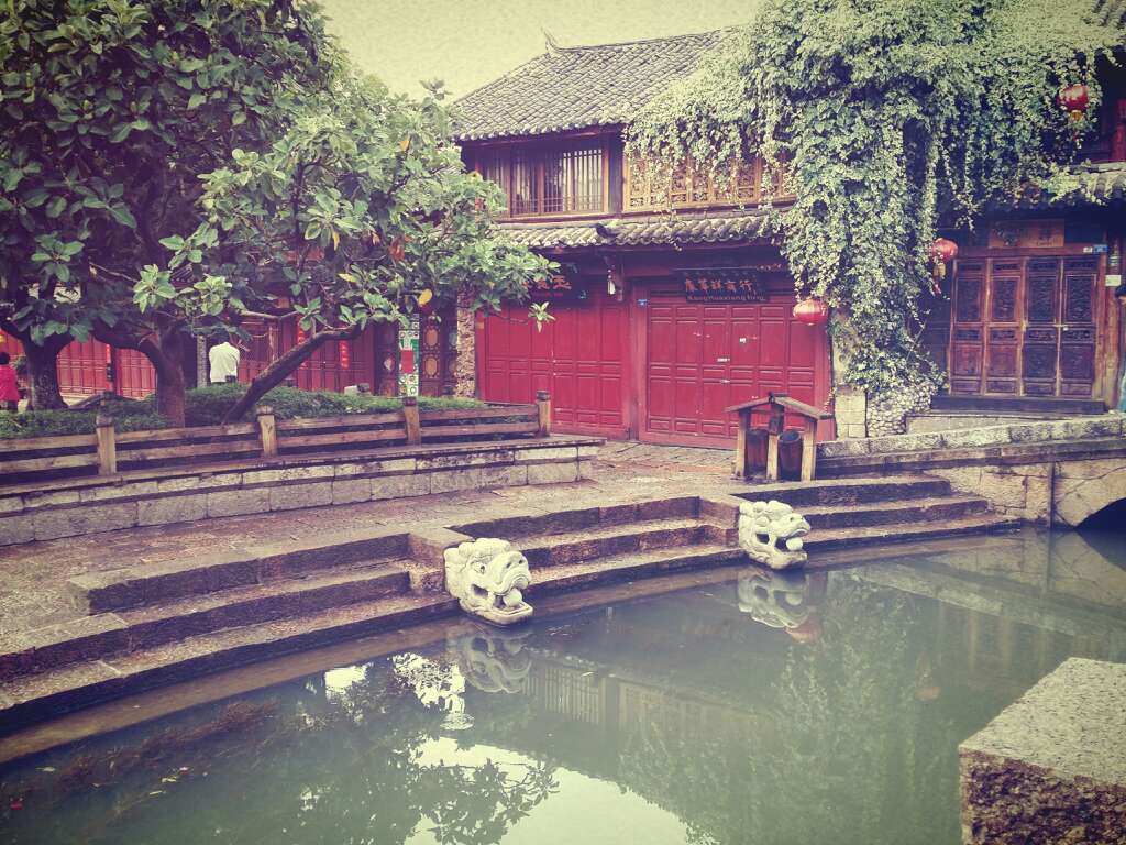 湖北省博物馆筹建于1953年，坐落于湖北省武汉市武昌区东湖风景区，占地