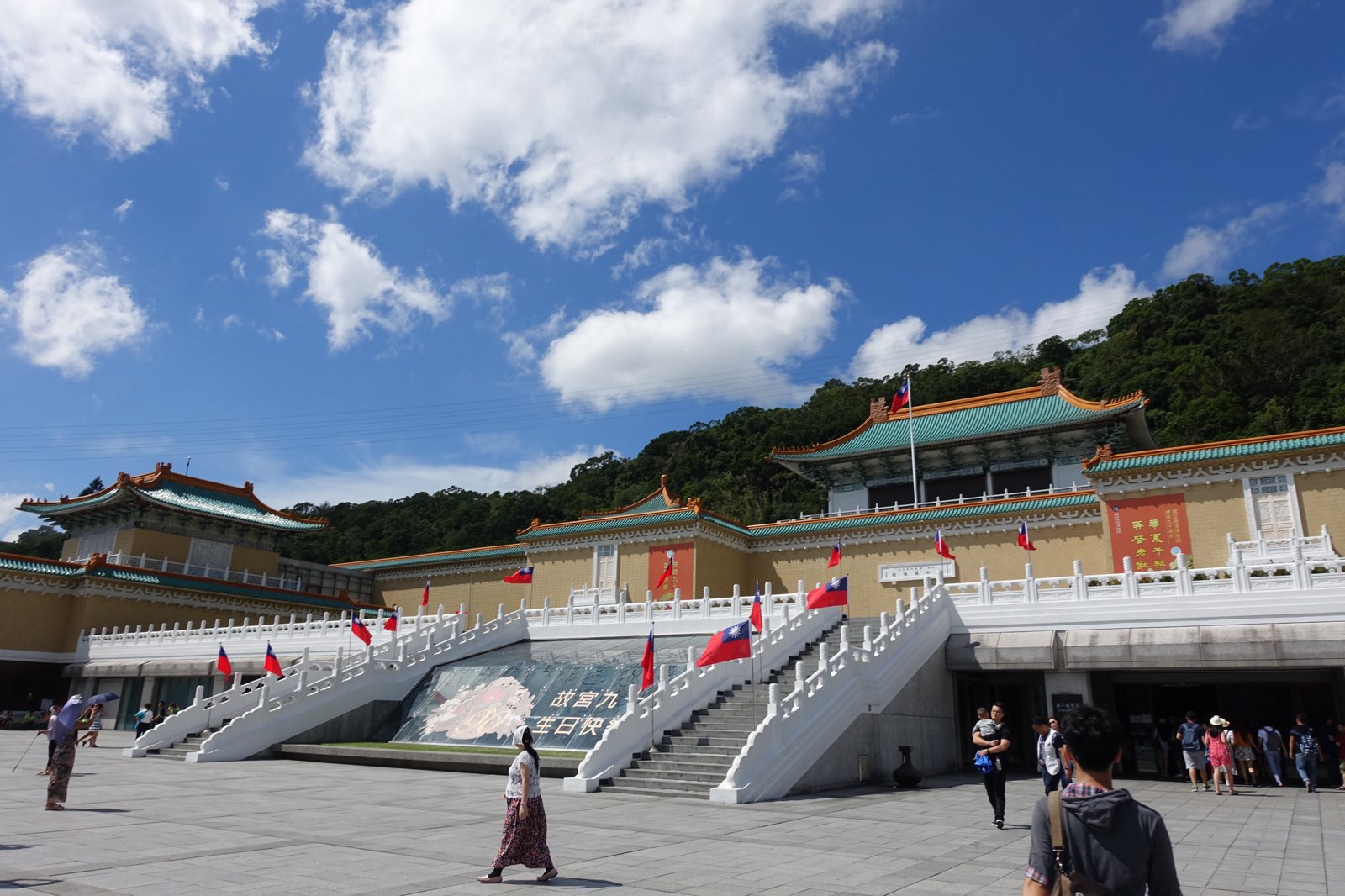 都说来台北一定不能错过故宫博物院，而且是个值得多次来的地方，据说当年蒋