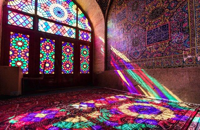 粉红清真寺原名叫莫克清真寺，因为当光线透过玻璃窗照射进来，使清真寺内一