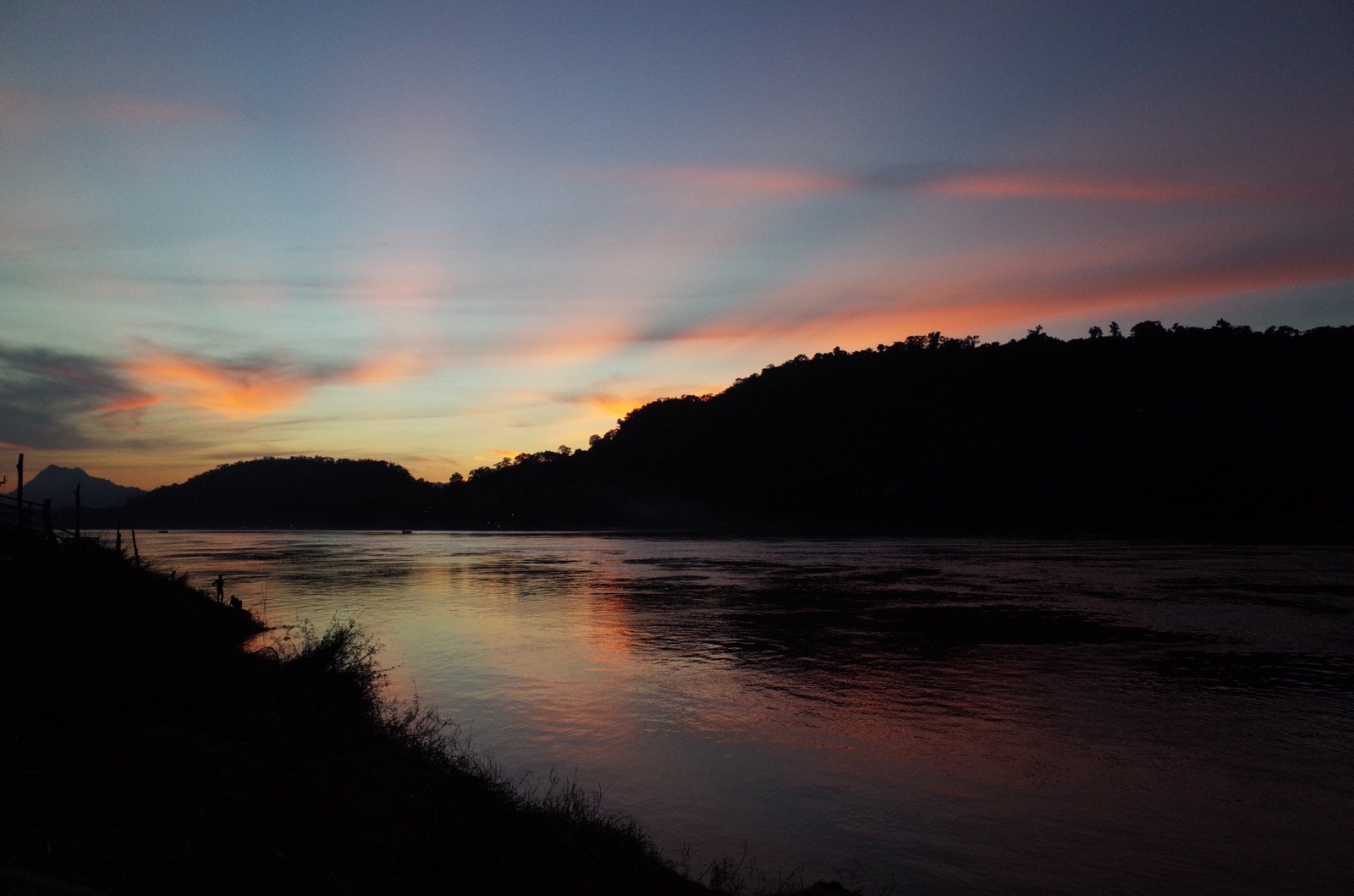 在东南亚一带旅行，湄公河最美的一段就在琅勃拉邦。哪怕已经日落，余晖中的