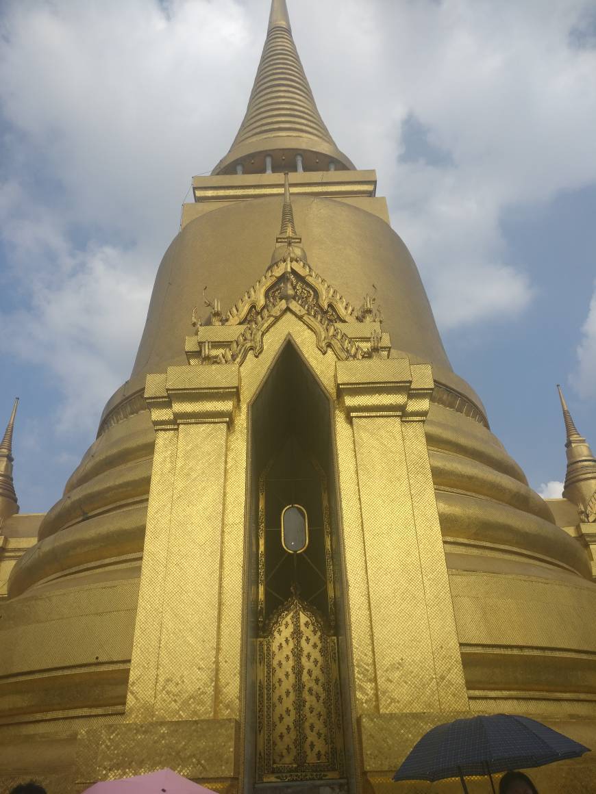 泰国的大皇宫就像中国的故宫一样，不过，不怎么大啊。泰国金碧辉煌的【拉玛