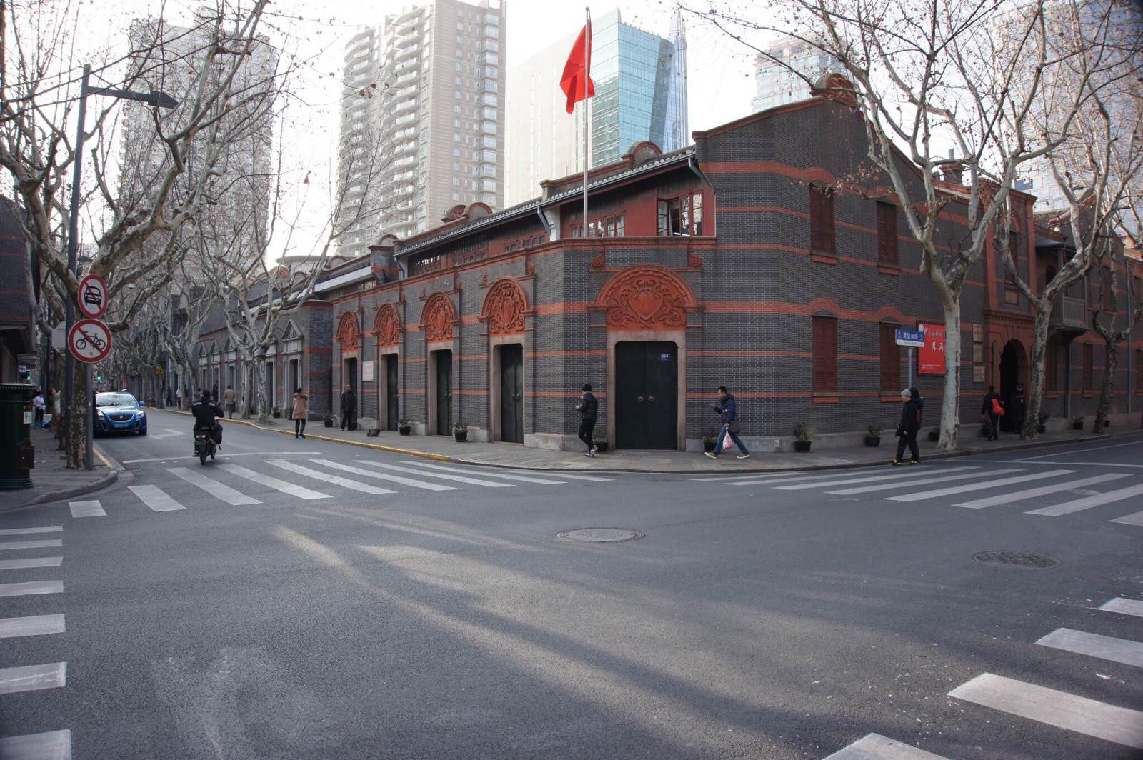 上海是以石库门著称的，而新天地正是一个以石库门建筑基底，翻新而成的现代