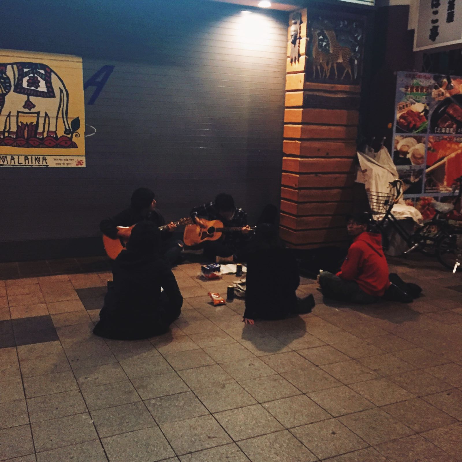 到札幌就開始了「幫人帶東西」的第一站。下午六七點天已黑，沿路從酒店走路