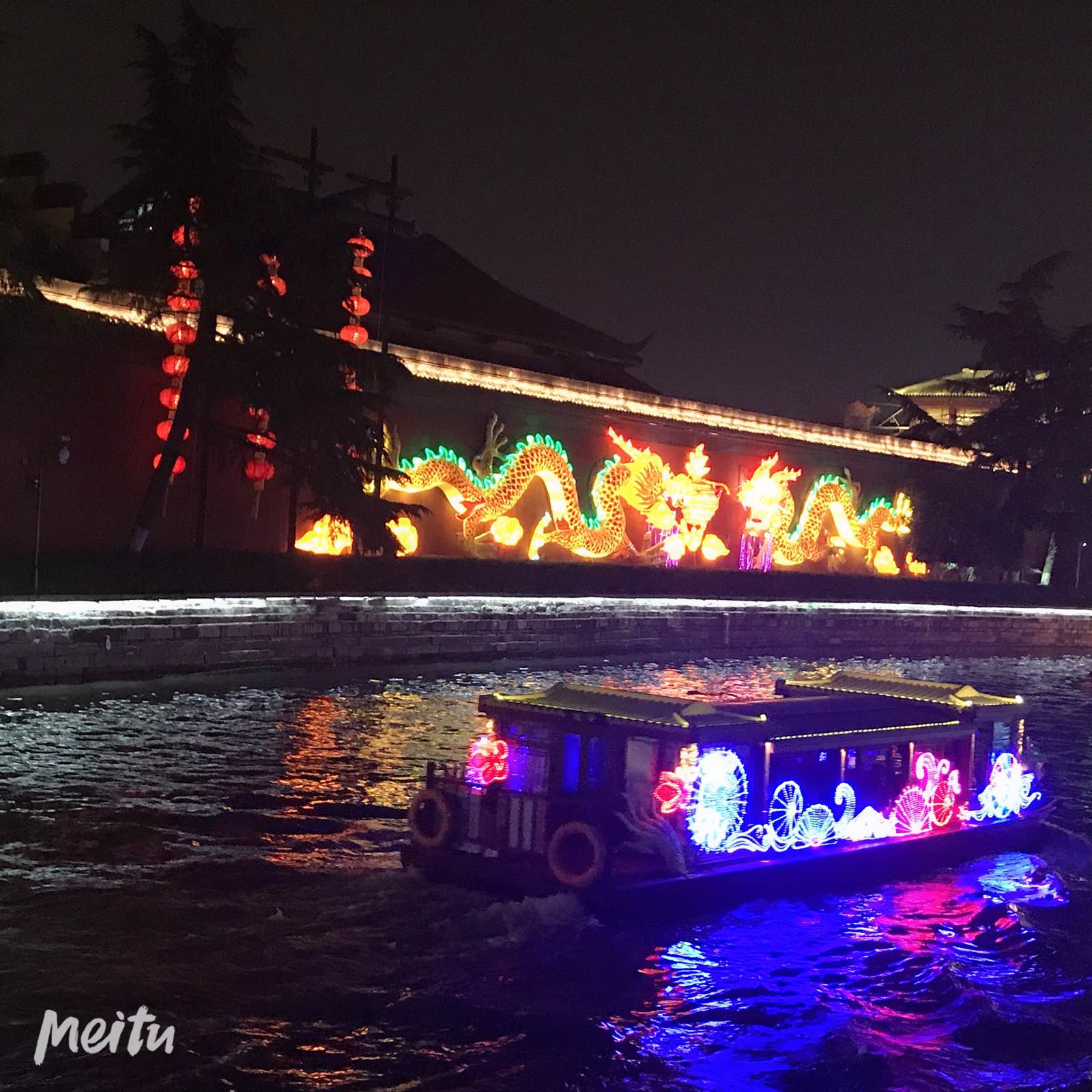 参观江南贡院南馆时出来时候在秦淮河岸观赏了一阵，入夜的秦淮最迷人，霓虹