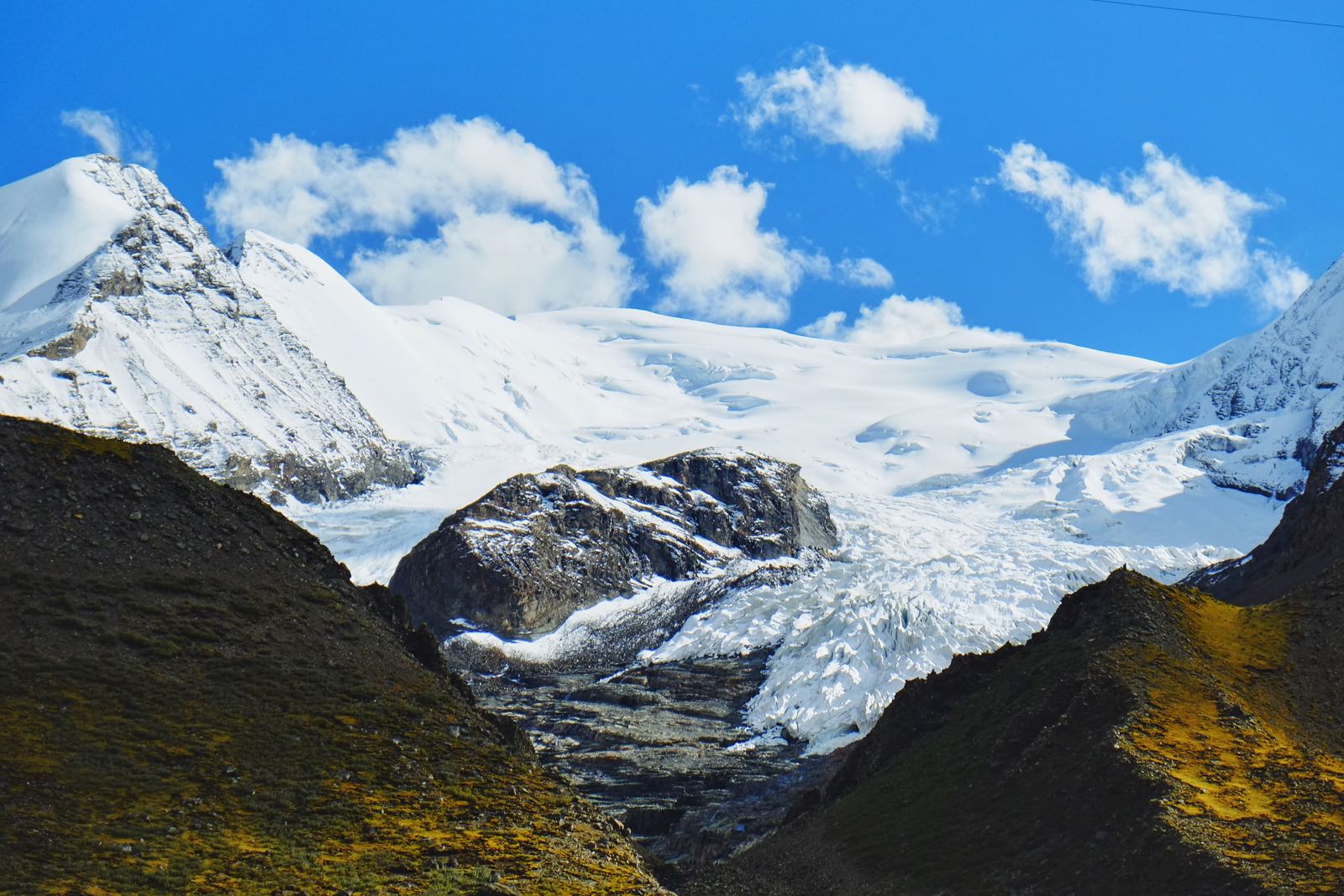 从羊湖出来，途经乃欣康桑峰（7191米），它周围耸立着10余座6000