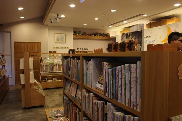 本来这是第一家打算拜访的书店，由于飞机误点，到时发现已经关门，只得改天