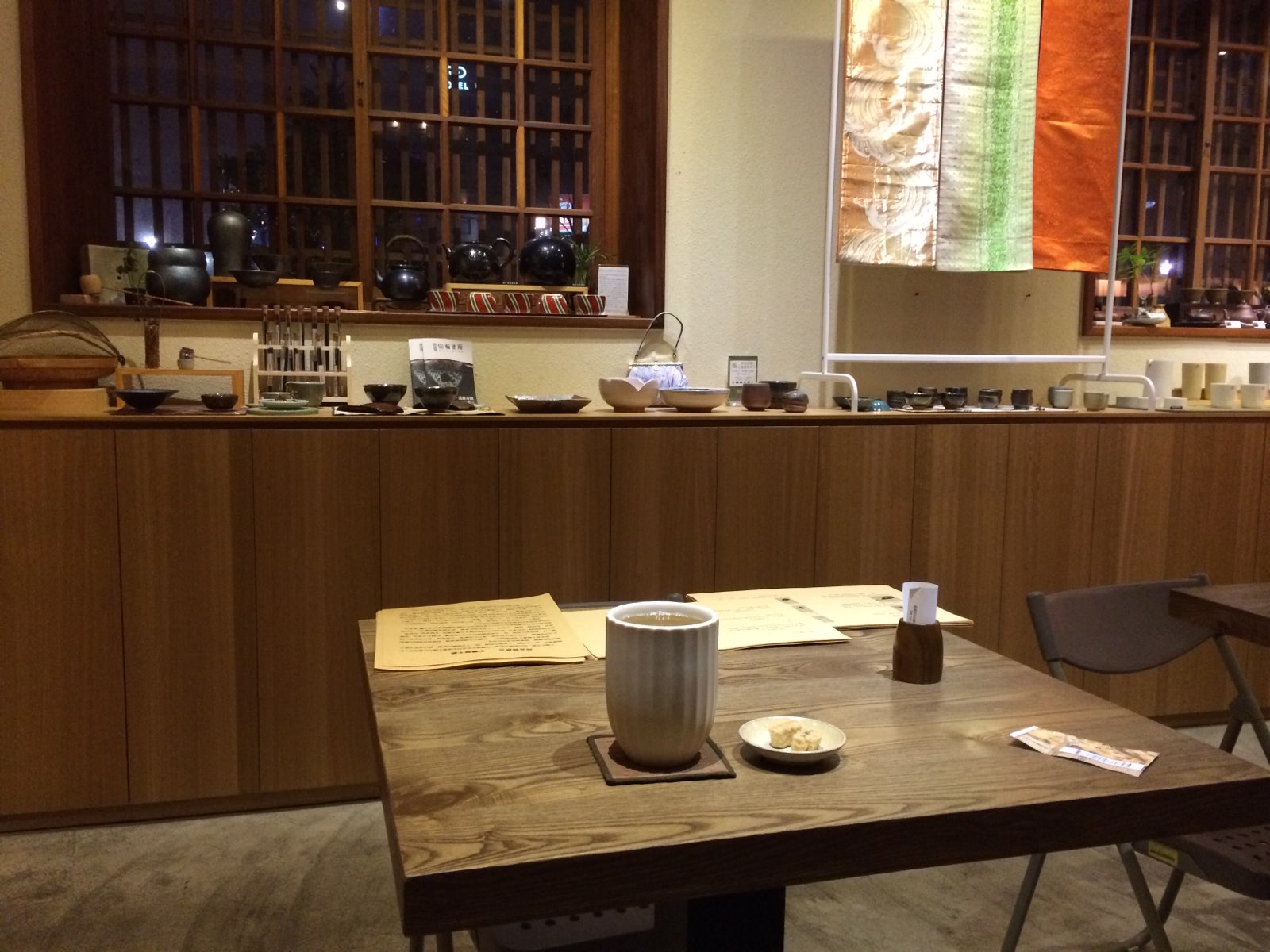 台湾茶的精品小店，造访时巧遇南音表演，古韵配合茶香，在雨夜里别有一番意