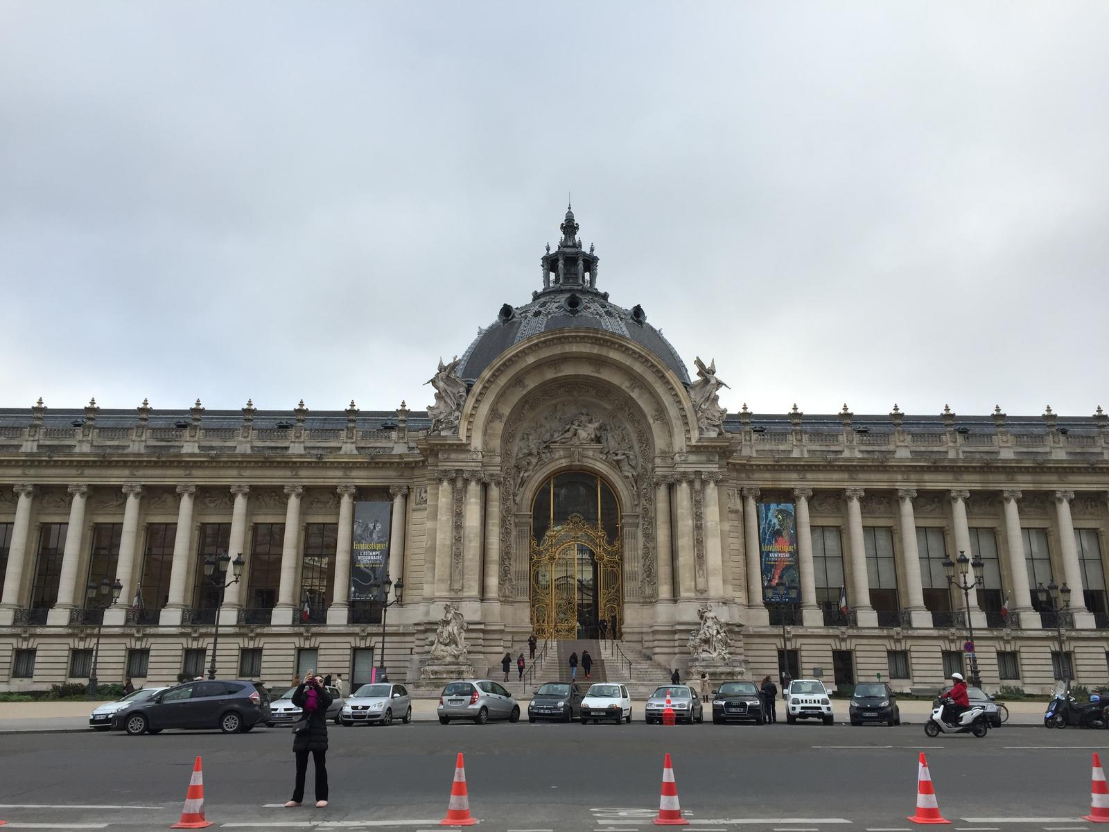 巴黎大皇宫的对面就是巴黎小皇宫，同样是1900年世博会的遗产。小皇宫现