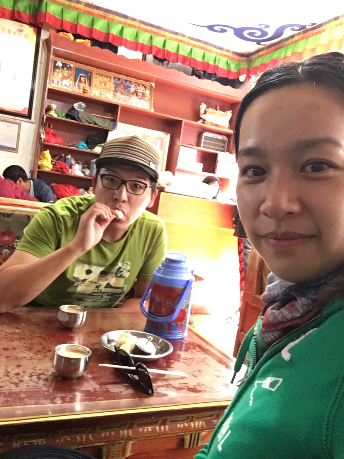 闲逛，路过一家不知名茶馆，里头都是藏族朋友，隔壁桌的藏族老婆婆看着我们