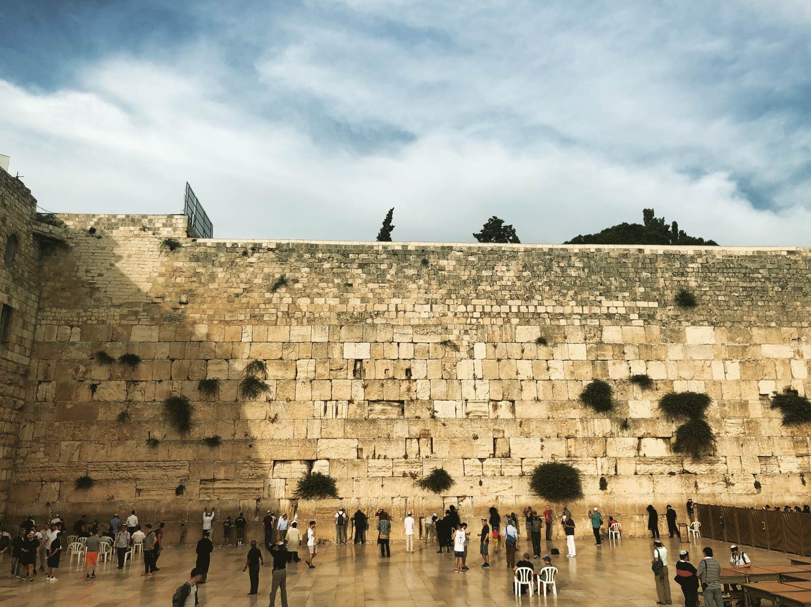 哭墙，犹太教徒至该墙低声祷告，以表示对古神庙的哀悼并期待其恢复的情感…