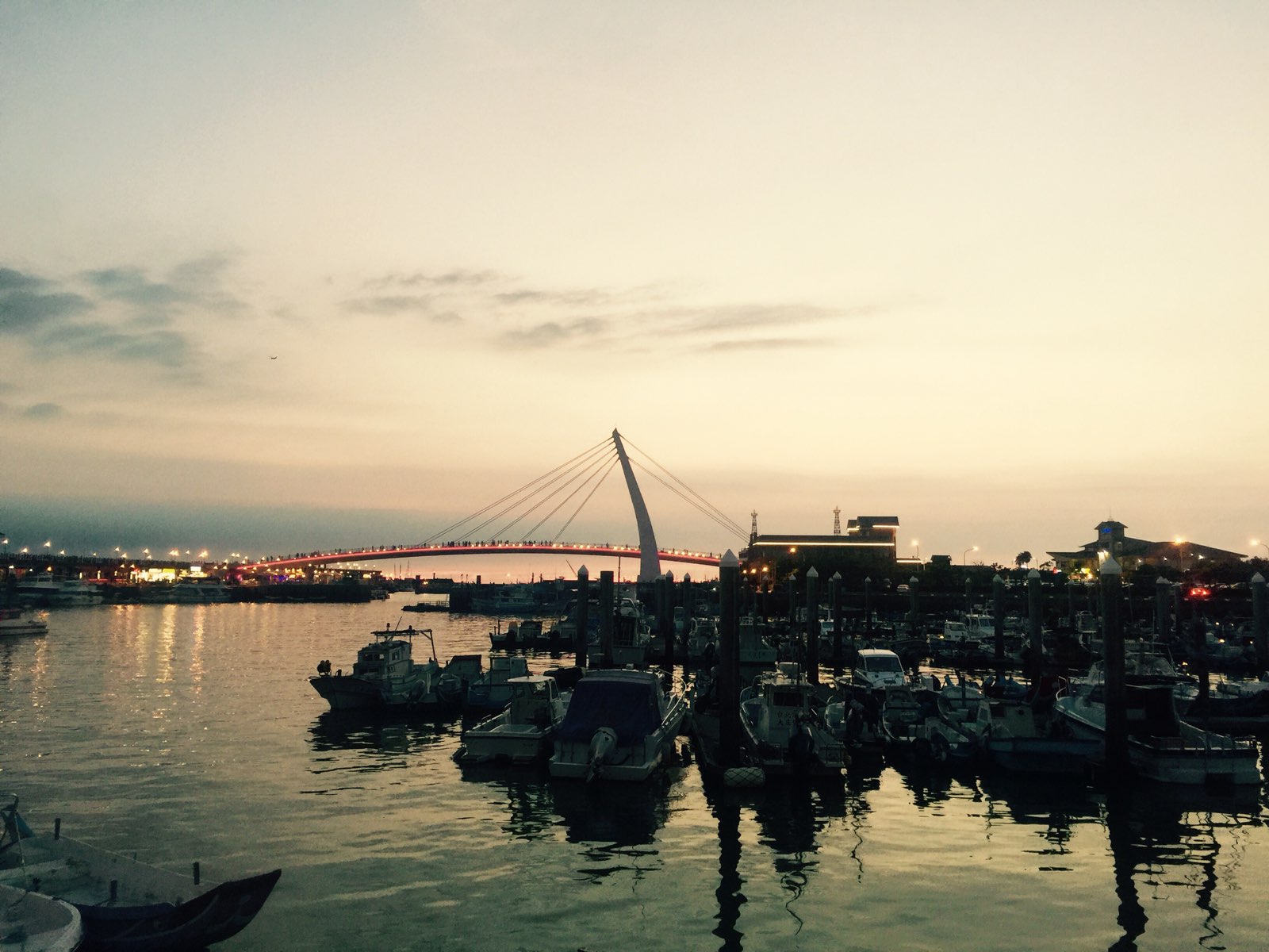 夕阳下和爱人在情人桥上漫步是一件多浪漫的事，渔人码头的落日好美
