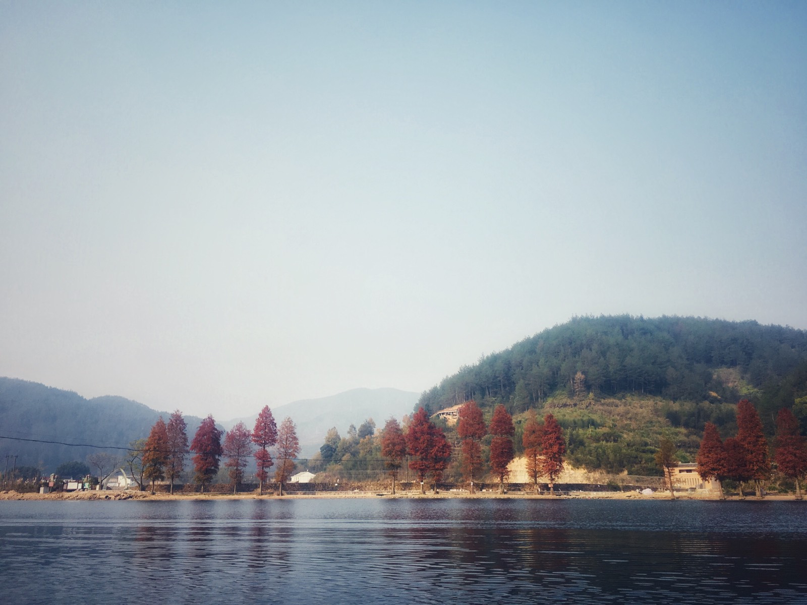 云和·仙宫湖怎么说呢wenhao水很清澈，湖面也很宽广，好看是很好看的