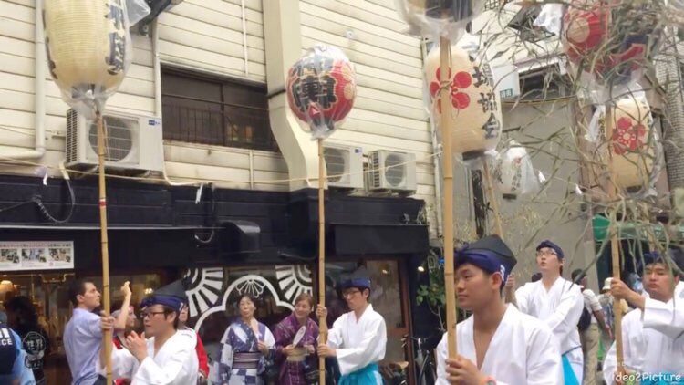 天满宫每年7月24、25日举行的天神祭是日本三大传统祭祀活动之一，是祭