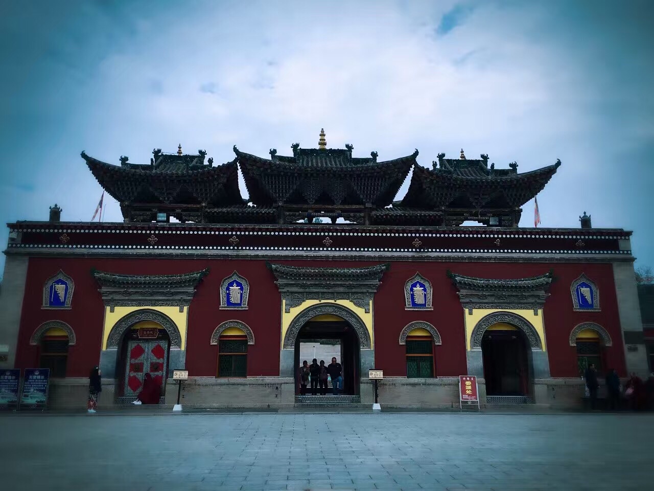 塔尔寺位于西宁湟中县，已有400多年历史，是藏传佛教格鲁派（黄教）最重